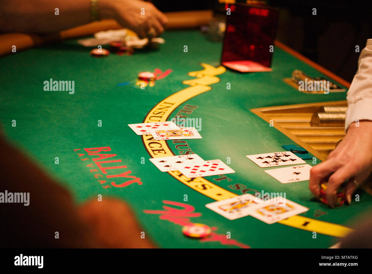 Elevato angolo di visione di un concessionario casino prelievo di fiches da  un tavolo da gioco, Las Vegas, Nevada, STATI UNITI D'AMERICA Foto stock -  Alamy