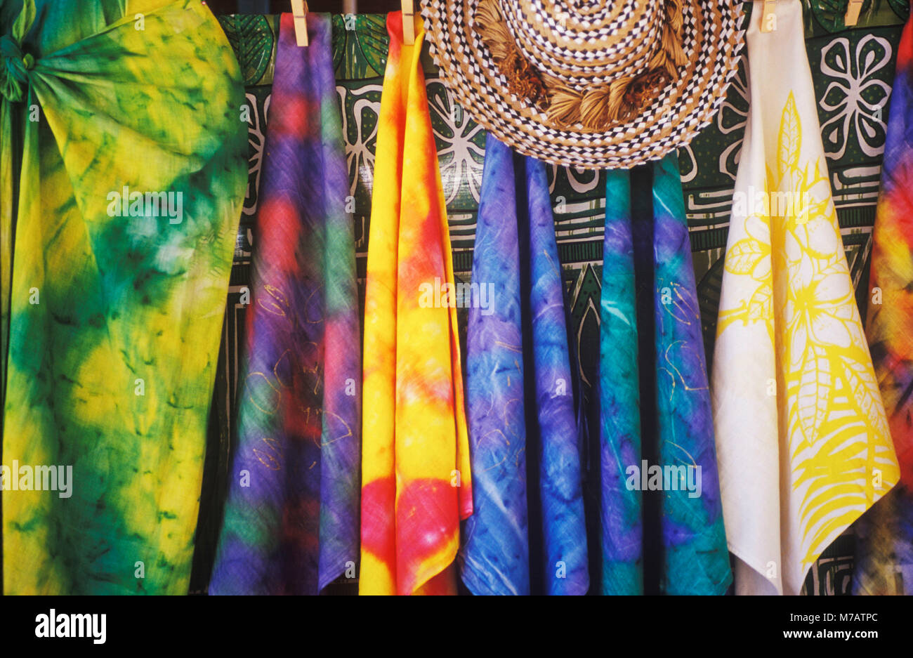 Close-up di sarong appeso a un mercato in stallo, Hawaii, STATI UNITI D'AMERICA Foto Stock