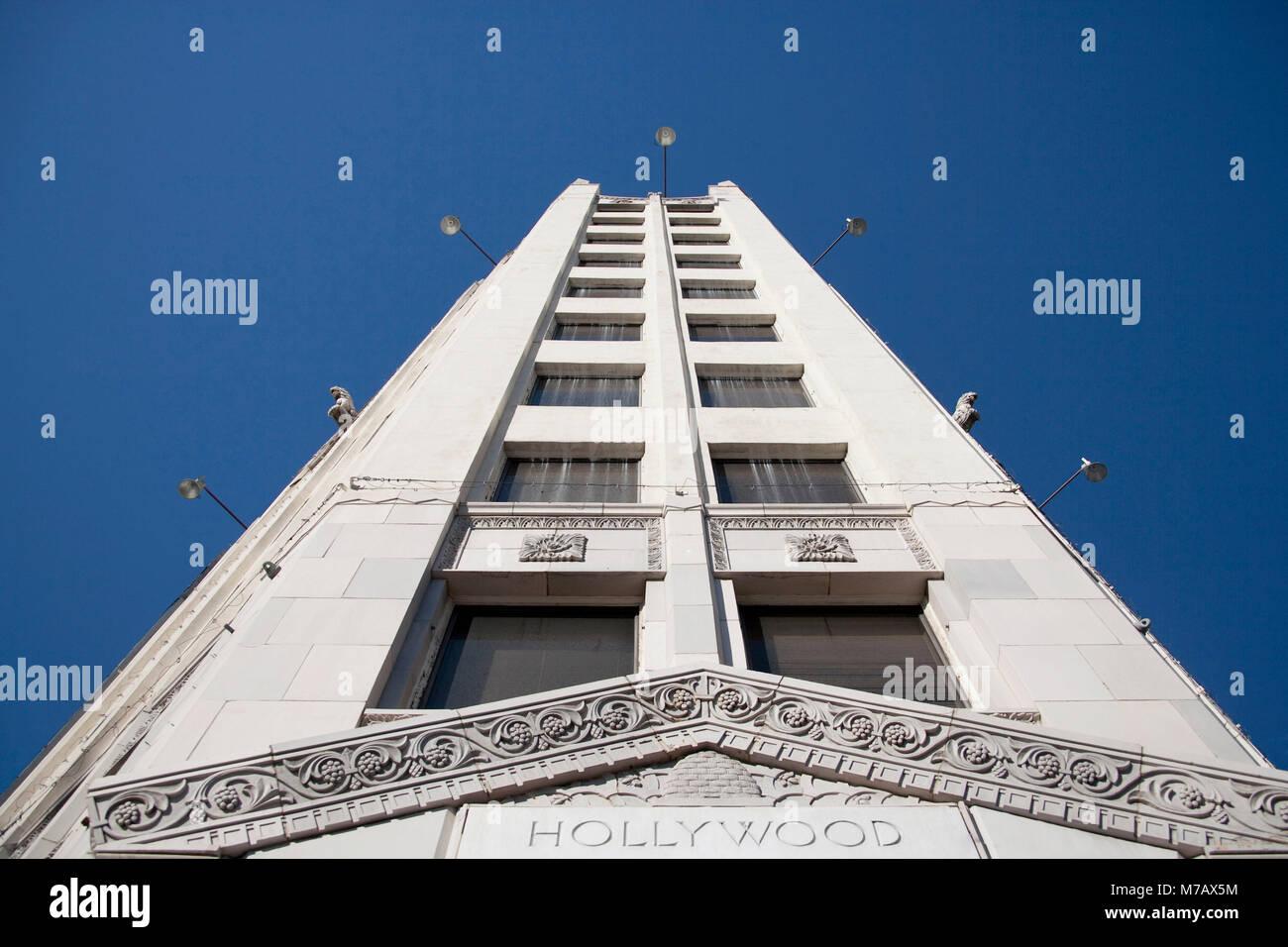 Basso angolo di visione di un edificio, Hollywood primo edificio nazionale, Hollywood, Los Angeles, California, Stati Uniti d'America Foto Stock