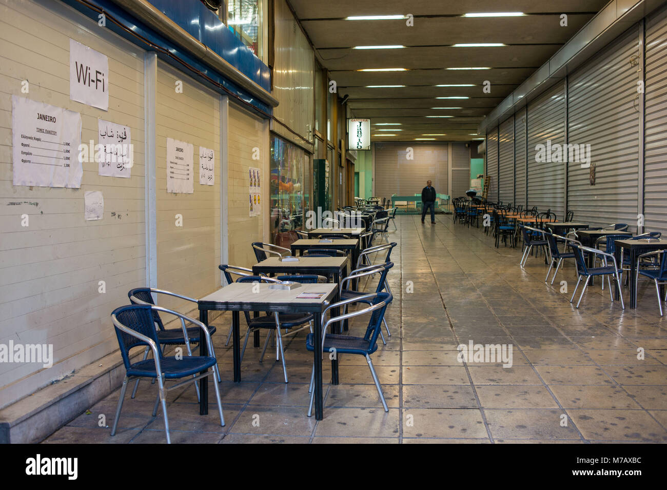 Atene, tabelle vuote in un cafè. La Grecia. Foto Stock