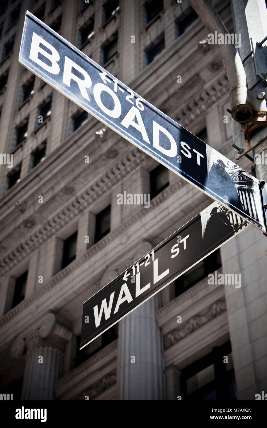 Basso angolo di visione del nome della via segni con un edificio, Wall Street, Manhattan, New York City, nello Stato di New York, Stati Uniti d'America Foto Stock