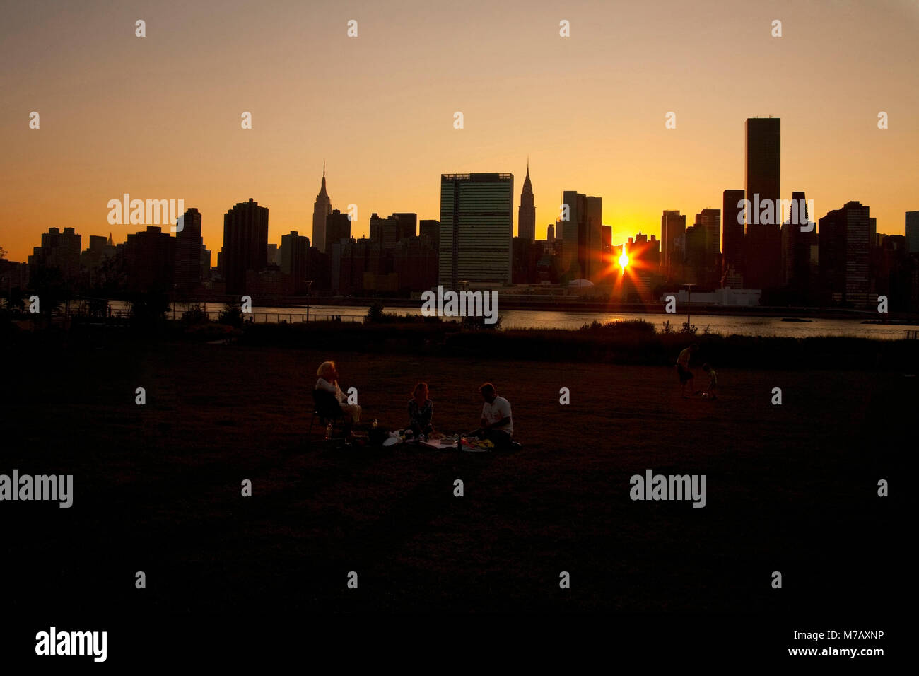 Gli edifici al tramonto, Manhattan, New York City, nello Stato di New York, Stati Uniti d'America Foto Stock