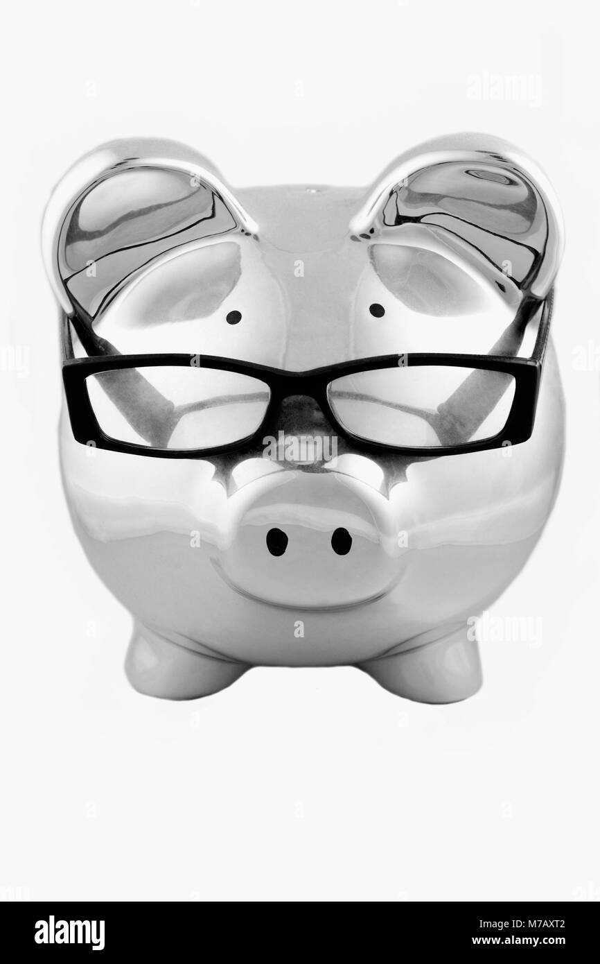 Close-up di un salvadanaio con un occhiale Foto Stock