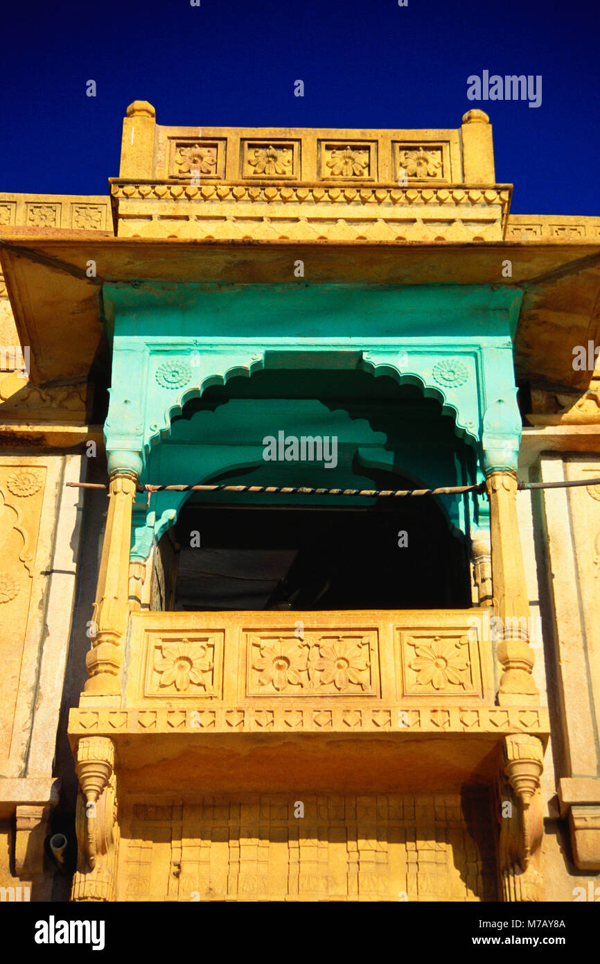 Basso angolo vista di un balcone di haveli, Patwon Ki Haveli, Jaisalmer, Rajasthan, India Foto Stock