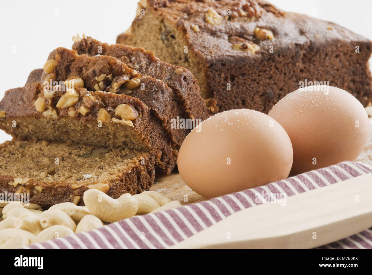 Close-up di anacardi con torta di frutta e uova marrone Foto Stock