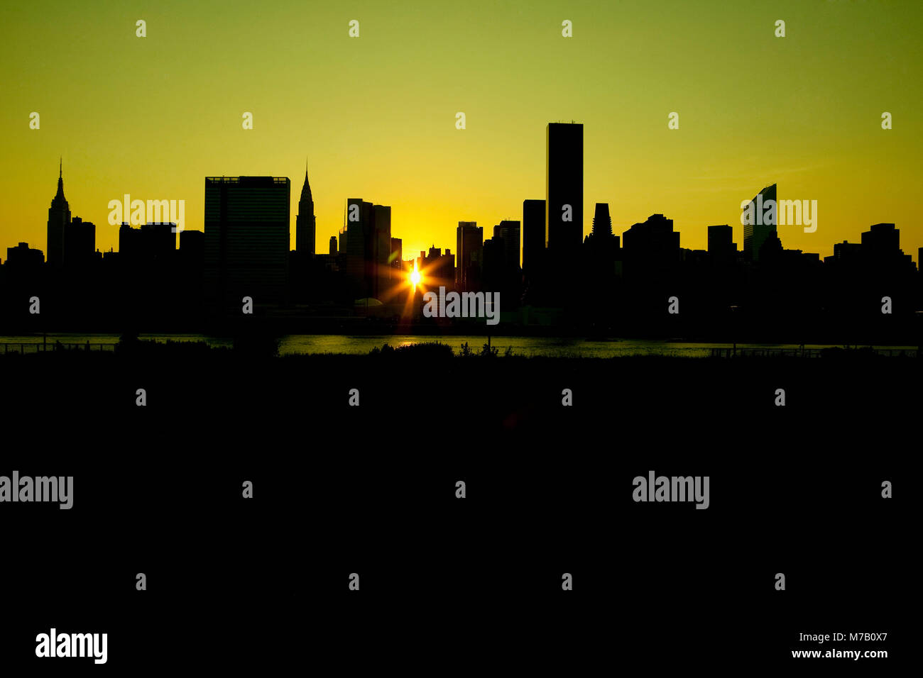 Silhouette di edifici al tramonto, Manhattan, New York City, nello Stato di New York, Stati Uniti d'America Foto Stock