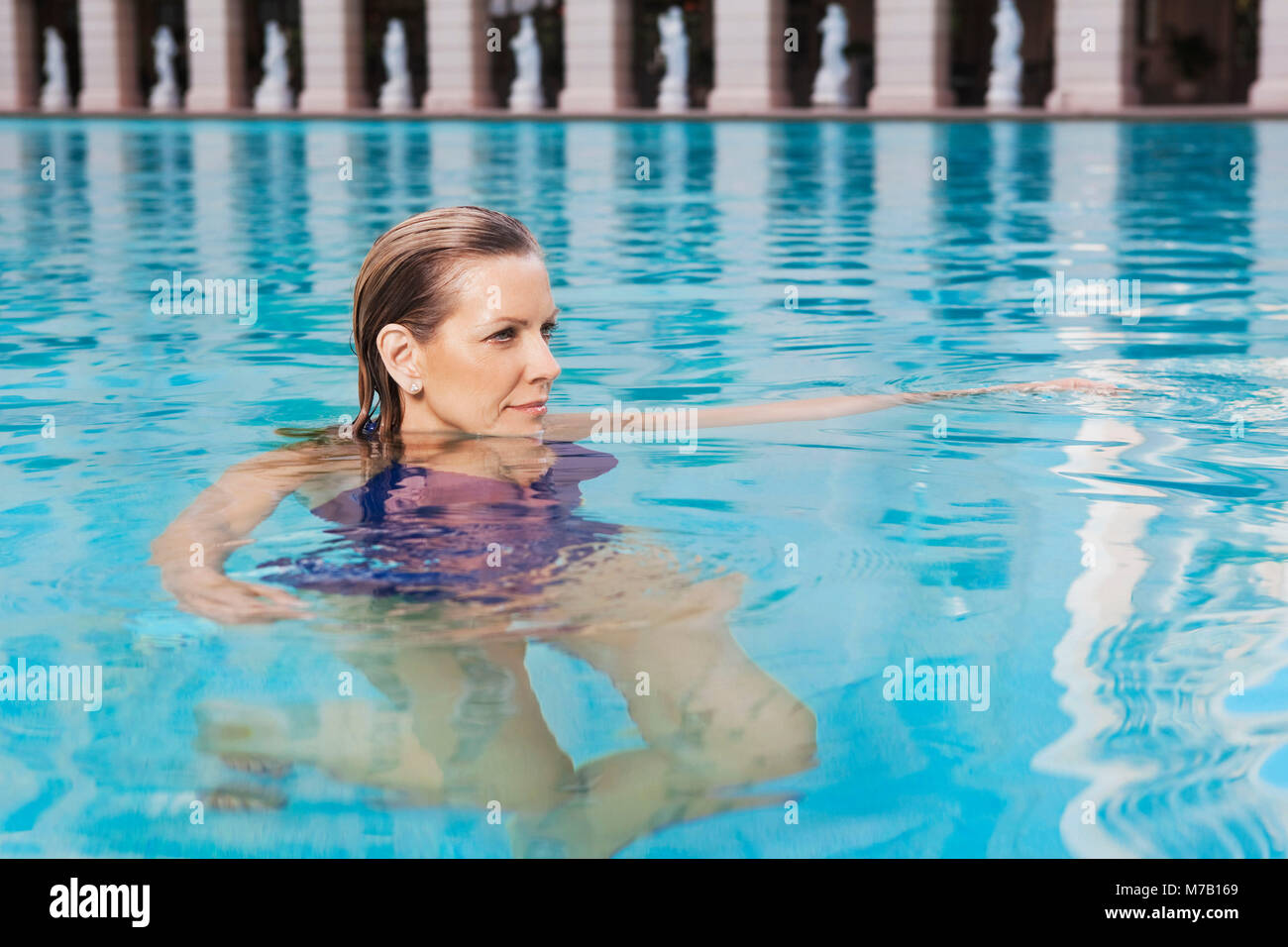 La donna in una piscina, Biltmore Hotel Coral Gables, Florida, Stati Uniti d'America Foto Stock