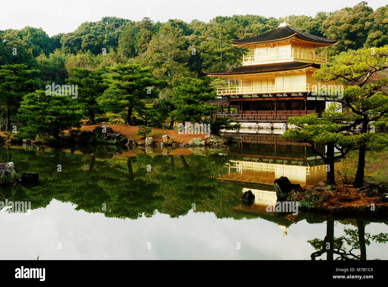 La riflessione di un tempio in acqua, Giappone Foto Stock