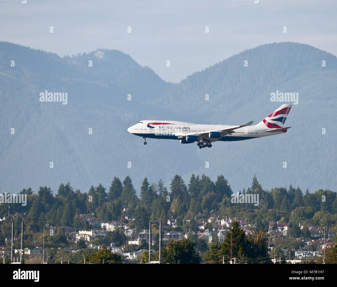 Vancouver, British Columbia, Canada. 17 Agosto, 2011. Un British Airways (BA) Boeing 747 è visto avvicinarsi dall'Aeroporto Internazionale di Vancouver al di sopra di zone residenziali della città. (Credito Immagine: © Bayne Stanley/ZUMApress.com) Foto Stock