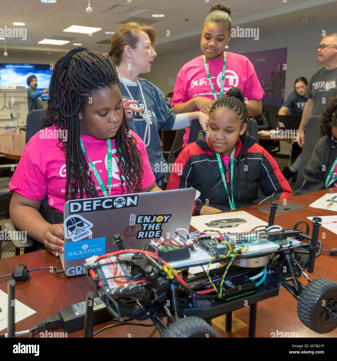 Auburn Hills, Michigan STATI UNITI D'America - 9 Marzo 2018 - Scuola Media ragazze partecipano in giornata della tecnologia a Chrysler Fiat Automobiles' quartier generale. Ragazze codice inserito in un computer per il controllo di piccole i veicoli equipaggiati con la stessa tecnologia incluso nelle moderne automobili. Credito: Jim West/Alamy Live News Foto Stock