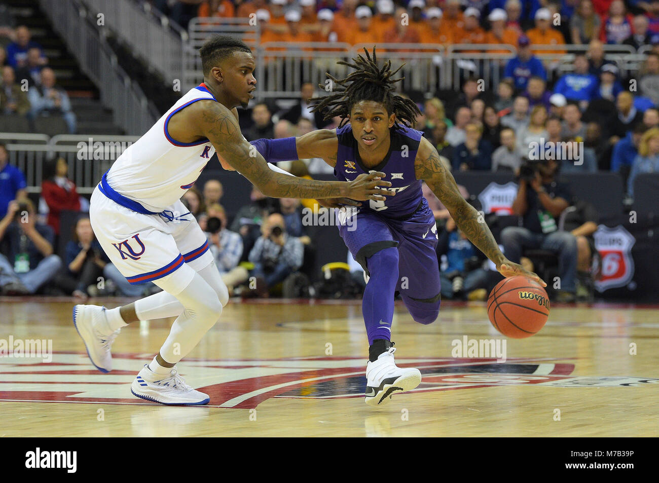 Kansas City, Missouri, Stati Uniti d'America. 09Mar, 2018. Kansas Jayhawks guard Lagerald Vick (2) controlli a mano Kansas State Wildcats guard Cartier Diarra (2) come egli gestisce la sfera durante il 2018 Phillips 66 12 grandi uomini del campionato di pallacanestro di semi-gioco finale tra i Kansas State Wildcats e il Kansas Jayhawks presso il Centro Sprint a Kansas City, Missouri. Kendall Shaw/CSM/Alamy Live News Foto Stock