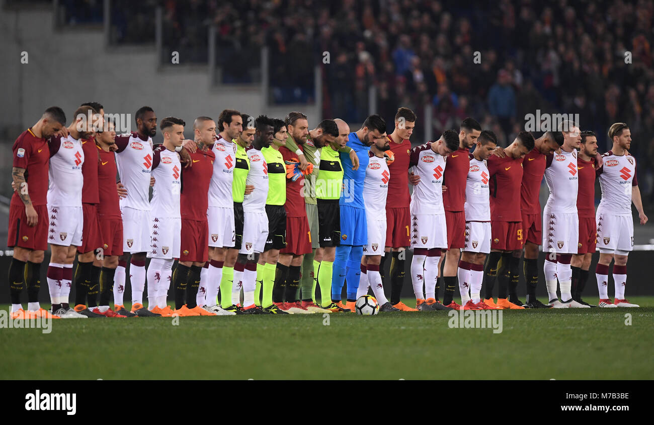 Roma, Italia. 9 Mar, 2018. I giocatori e i funzionari match line up durante un minuto in memoria di Davide Astori davanti a una serie di una partita di calcio tra Roma e Torino in Italia a Roma, 9 marzo 2018. Roma ha vinto 3-0. Credito: Alberto Lingria/Xinhua/Alamy Live News Foto Stock