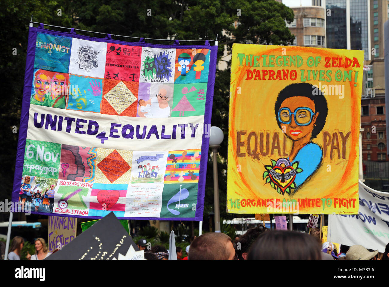 Sydney, Australia. Il 10 marzo 2018. Banner per la parità di opportunità e di parità di retribuzione a Sydney in occasione della Giornata internazionale della donna e marzo Rally in Hyde Park, Sydney, Australia Foto Stock