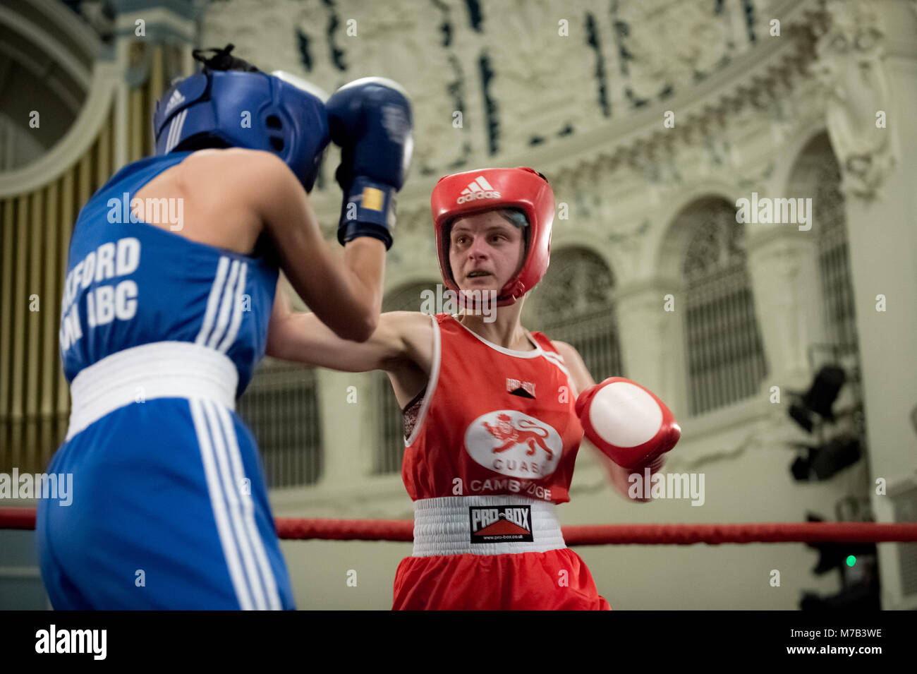 Oxford, Regno Unito. 9 Marzo, 2018. Sasha Skovron (blu, Oxford) v Madeline Hyde (rosso, Cambs) Donne pugili competere a Oxford vs Cambridge. 111Gamma incontro di Boxe a Oxford Town Hall. Credito: Guy Corbishley/Alamy Live News Foto Stock