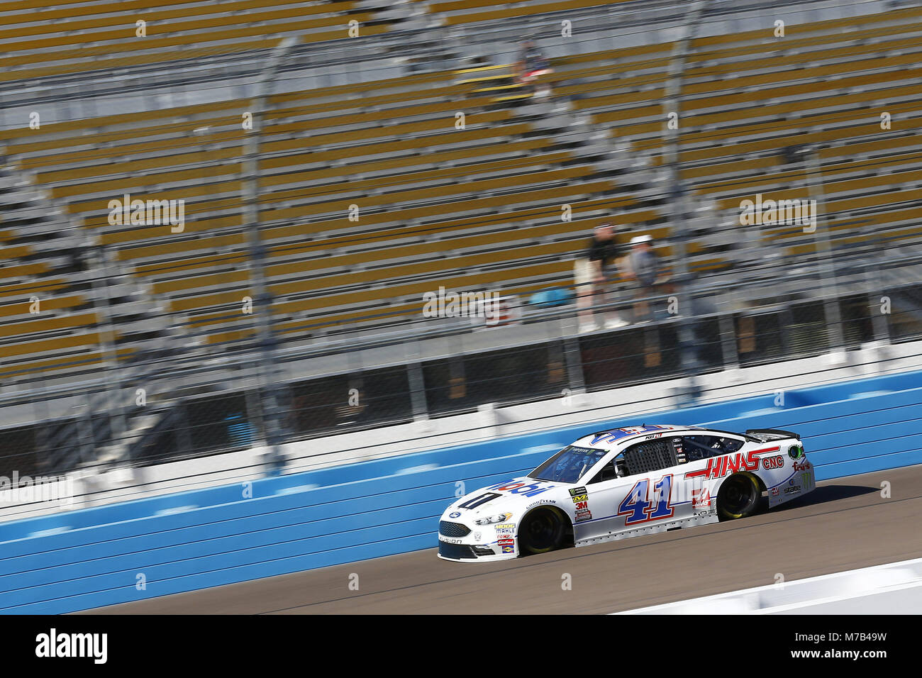 Avondale, Arizona, Stati Uniti. 9 Mar, 2018. Marzo 09, 2018 - Avondale, Arizona, Stati Uniti d'America: Kurt Busch (41) porta la sua vettura da gara in giù il frontstretch durante le qualifiche per il biglietto di custode 500(k) a canaletta ISM in Avondale, Arizona. Credito: Chris Owens Asp Inc/ASP/ZUMA filo/Alamy Live News Foto Stock