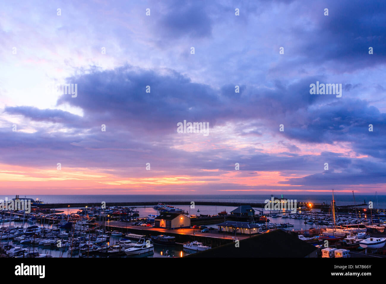 Inghilterra, Ramsgate porto. Alba sul canale Inglese. Nuvole e cielo blu con evidenza di colore brillante durante l'alba. Foto Stock