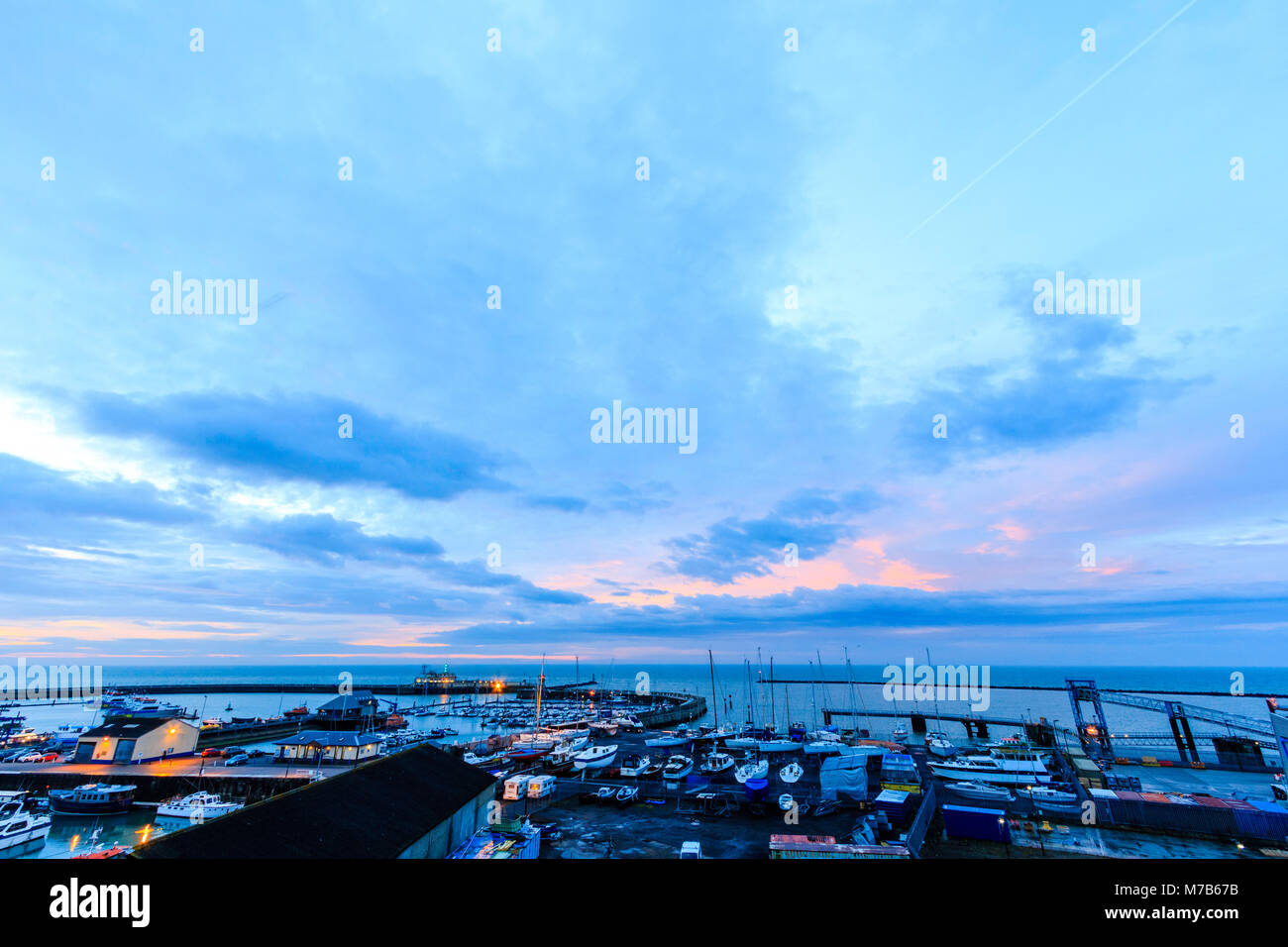 Inghilterra, Ramsgate porto. Alba sul canale Inglese. Nuvole e cielo blu con evidenza di colore brillante durante l'alba. Foto Stock
