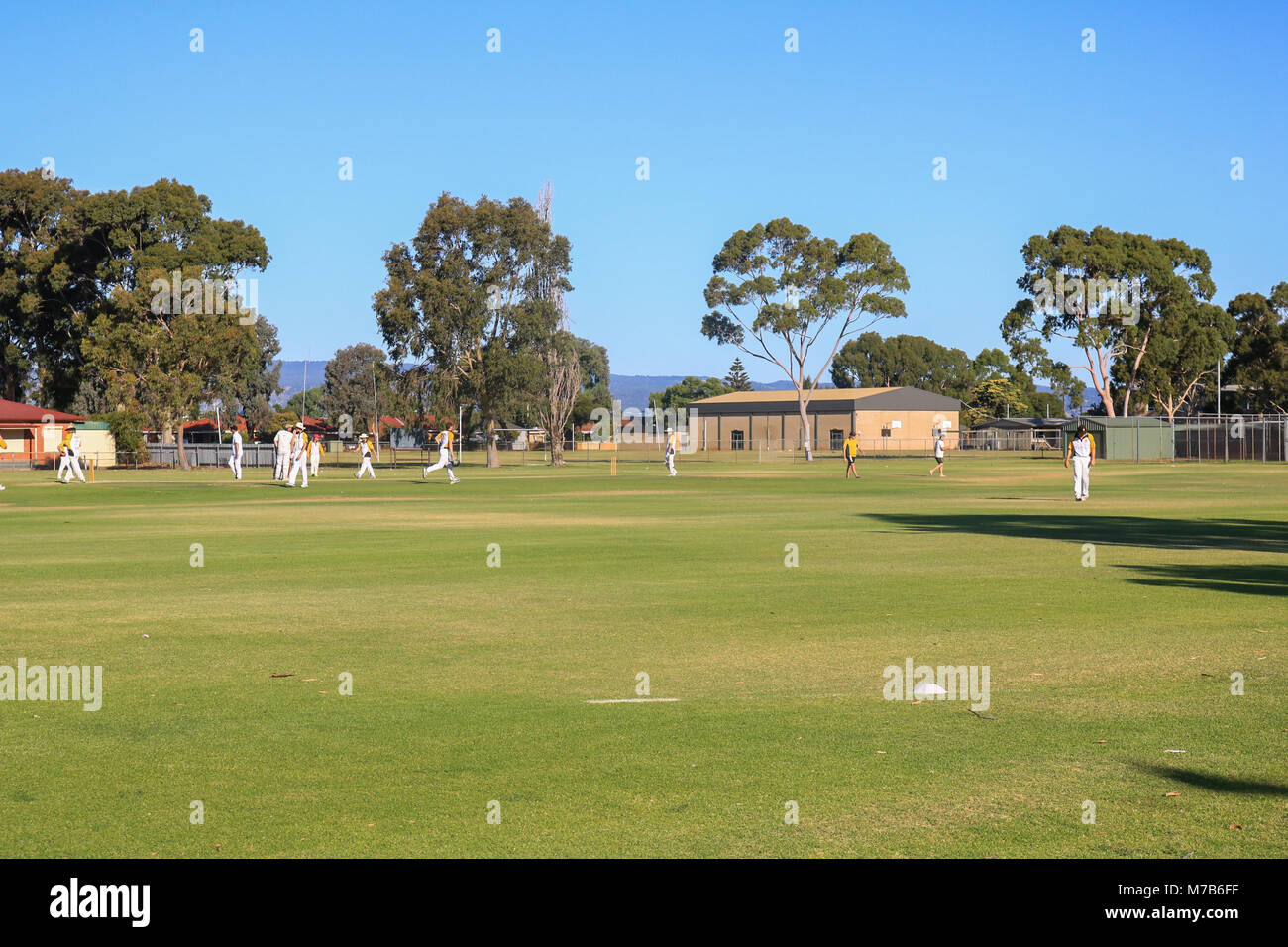 Adelaide Australia 10 marzo 2018. I giocatori si sentono il calore durante un locale partita di cricket in una calda giornata estiva in Adelaide come le temperature raggiungono i 37 gradi celsius Credito: amer ghazzal/Alamy Live News Foto Stock