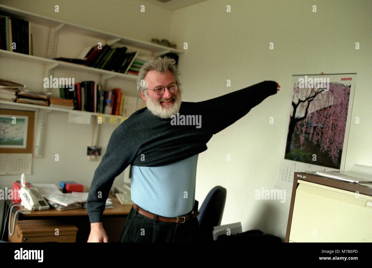 FILE: 9 Mar, 2018. Foto: Cambridge, UK.Maggio 1999 (data esatta sconosciuto). Sir John Sulston fotografato presso Sanger Centre di Cambridge. Progetto Genoma Umano. Esso è stato annunciato oggi, 9 marzo 2018 che Sir John Sulston ha morto. Sulston è stato insignito del Premio Nobel per la sua attività di ricerca sul genoma. Sir John Edward Sulston, CH FRS (27 marzo 1942 - 6 Marzo 2018) era un biologo britannico e accademico. Credito: BRIAN HARRIS/Alamy Live News Foto Stock