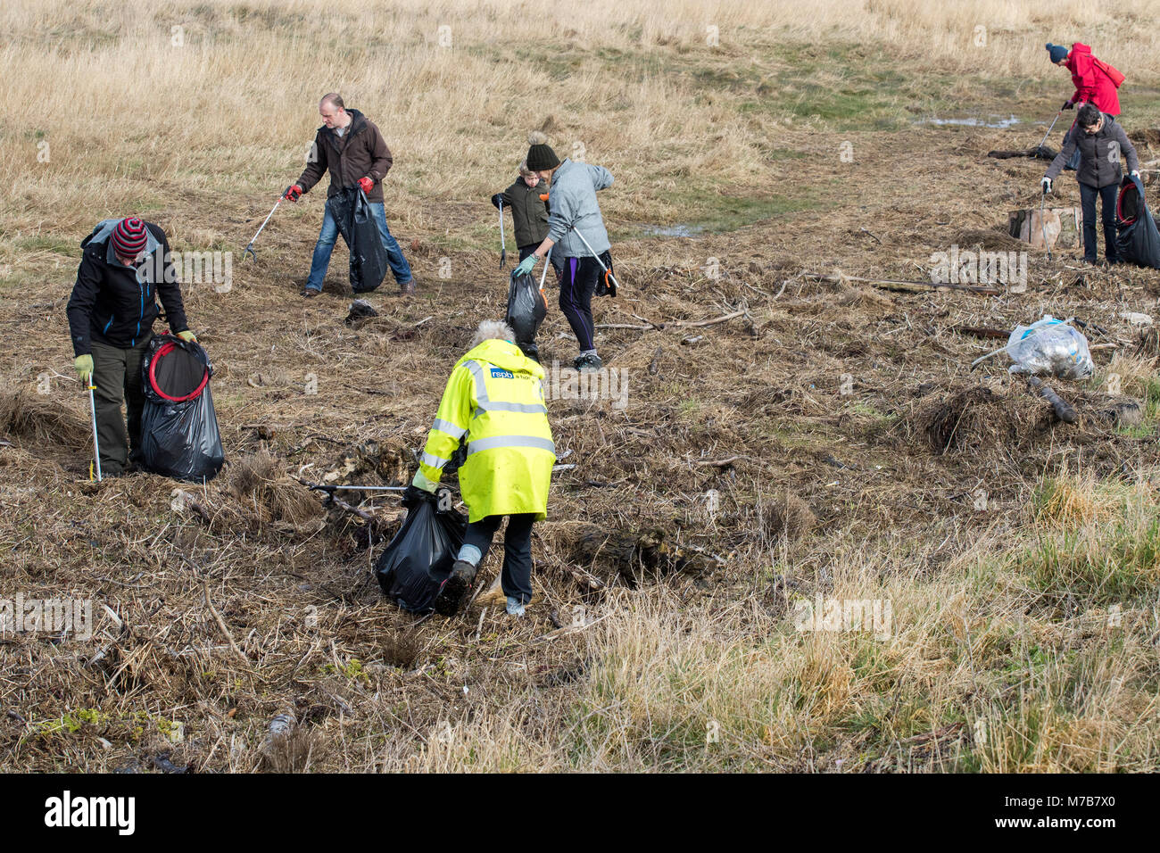 Southport, Regno Unito.decimo Mar, 2018. Pulire plastica fino sulla spiaggia foreshore il 10 marzo 2018. Il personale di RSPB Marshside, Ribble Estuary in Southport invita volontari locali per aiutare con la loro "Big Marshside Clean-up' prelievo di lettiera evento. A seguito delle recenti maree alte, la riserva ha visto una grande quantità di posta indesiderata di plastica e altri detriti di tempesta, si è incagliata e depositato sul sito, che comporta un rischio per la fauna selvatica e rovina la bellezza della zona. Credito: Cernan Elias/Alamy Live News Foto Stock