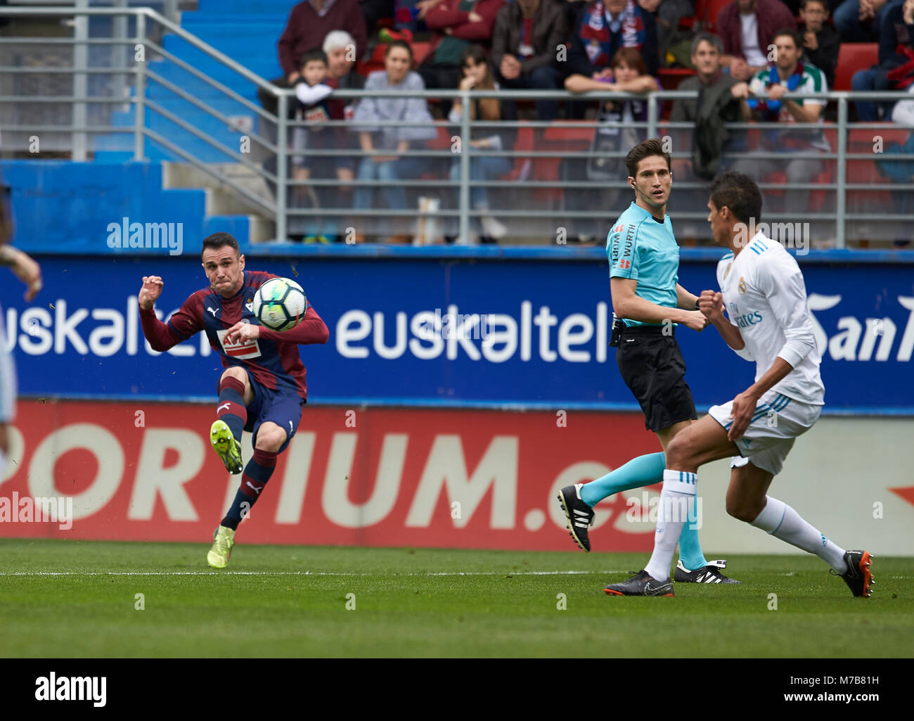 Eibar, Spagna. Decimo Mar, 2018. (17) Enrique Garcia, Kike durante lo spagnolo La Liga partita di calcio tra S.D Eibar e Real Madrid C.F, a Ipurua Stadium, in Eibar, Spagna settentrionale, Sabato, Marzo, 10, 2018. Credito: Gtres Información más Comuniación on line, S.L./Alamy Live News Foto Stock Eibar, Spagna. Decimo Mar, 2018. (17) Enrique Garcia, Kike durante lo spagnolo La Liga partita di calcio tra S.D Eibar e Real Madrid C.F, a Ipurua Stadium, in Eibar, Spagna settentrionale, Sabato, Marzo, 10, 2018. Credito: Gtres Información más Comuniación on line, S.L./Alamy Live News Foto Stock