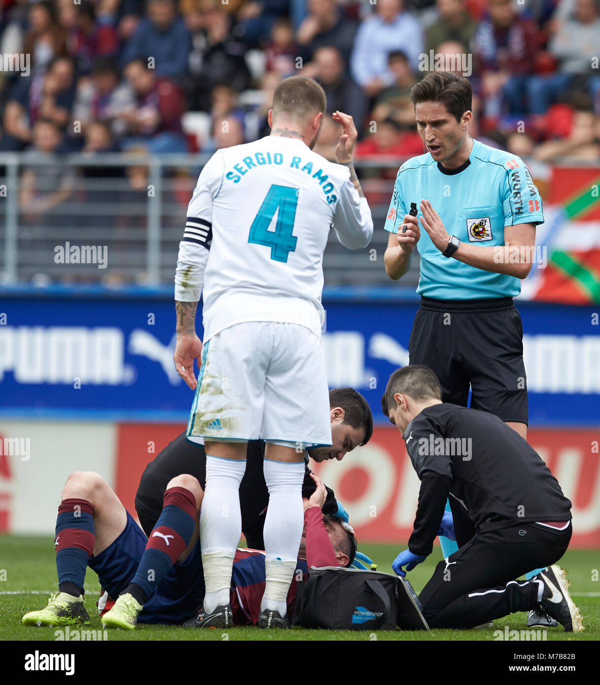 Eibar, Spagna. Decimo Mar, 2018. (4) Sergio Ramos, arbitro Munuera Montero durante lo spagnolo La Liga partita di calcio tra S.D Eibar e Real Madrid C.F, a Ipurua Stadium, in Eibar, Spagna settentrionale, Sabato, Marzo, 10, 2018. Credito: Gtres Información más Comuniación on line, S.L./Alamy Live News Foto Stock Eibar, Spagna. Decimo Mar, 2018. (4) Sergio Ramos, arbitro Munuera Montero durante lo spagnolo La Liga partita di calcio tra S.D Eibar e Real Madrid C.F, a Ipurua Stadium, in Eibar, Spagna settentrionale, Sabato, Marzo, 10, 2018. Credito: Gtres Información más Comuniación on line, S.L./Alamy Live News Foto Stock