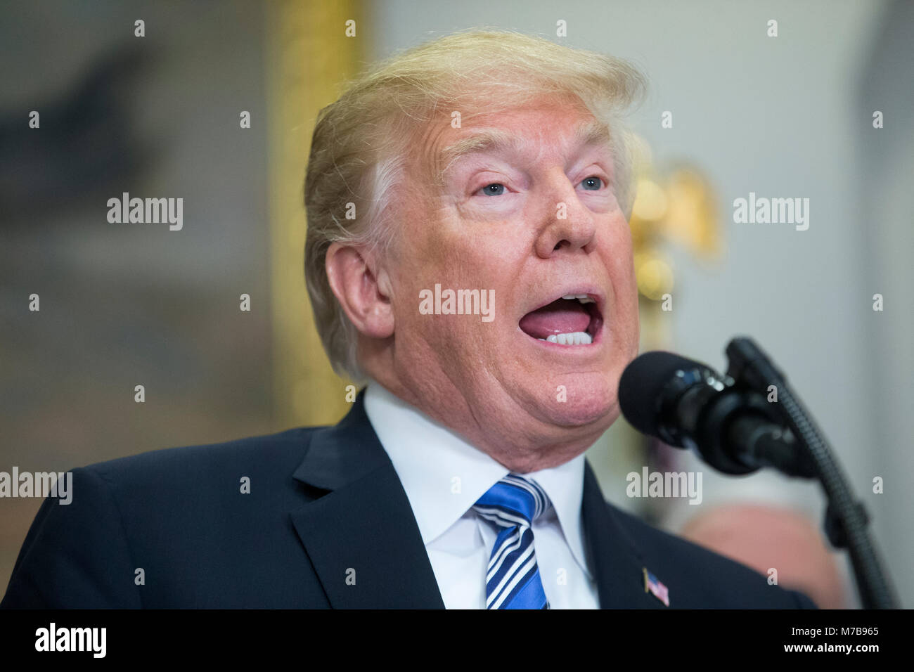 Il presidente statunitense Trump offre commento prima della firma di un annuncio presidenziale su acciaio e alluminio tariffe, nella sala Roosevelt della Casa Bianca a Washington DC, USA, 08 marzo 2018. Presidente Trump sta imponendo tariffe su acciaio e le importazioni di alluminio. La decisione di imporre le tariffe sul Canada o Messico non verranno decisi prima dei negoziati sull'Accordo di libero scambio nordamericano (NAFTA). Credito: Michael Reynolds/Piscina via CNP - nessun filo SERVICE - foto: Michael Reynolds e/o consolidato di Notizie Foto/Michael Reynolds - Piscina via CNP Foto Stock