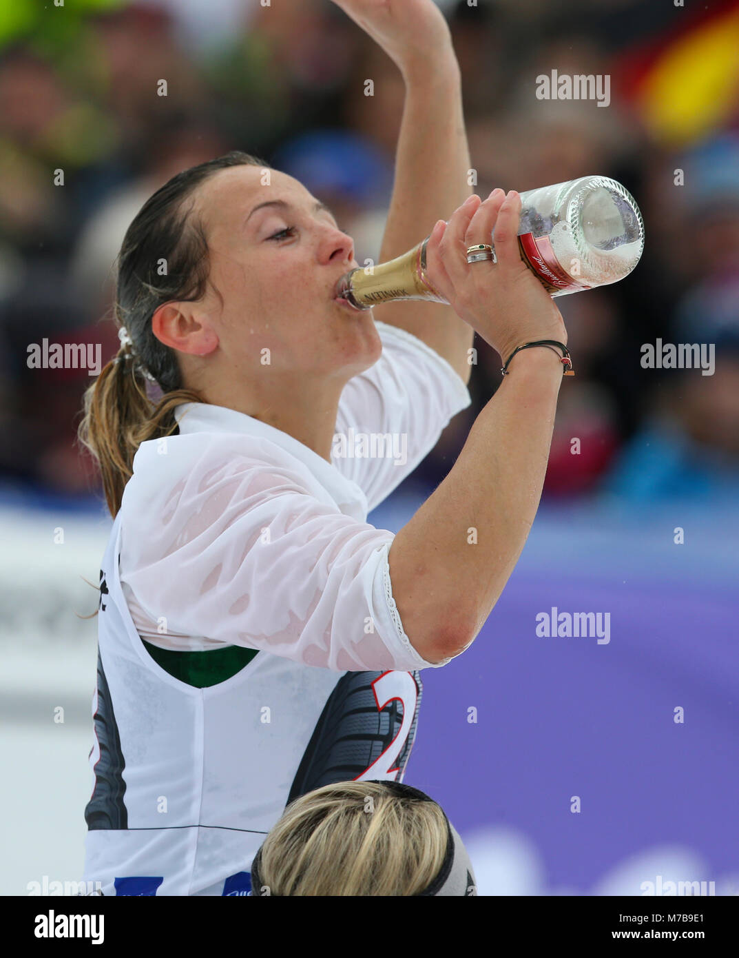 Ofterschwang, Germania. Decimo Mar, 2018. Coppa del Mondo di Sci Alpino femminile, i slalom. Michaela Kirchgasser dell'Austria arriva al traguardo indossando un vestito tradizionale. È stata la gara finale della sua carriera. Foto: Dido Lutz/dpa Credito: dpa picture alliance/Alamy Live News Foto Stock