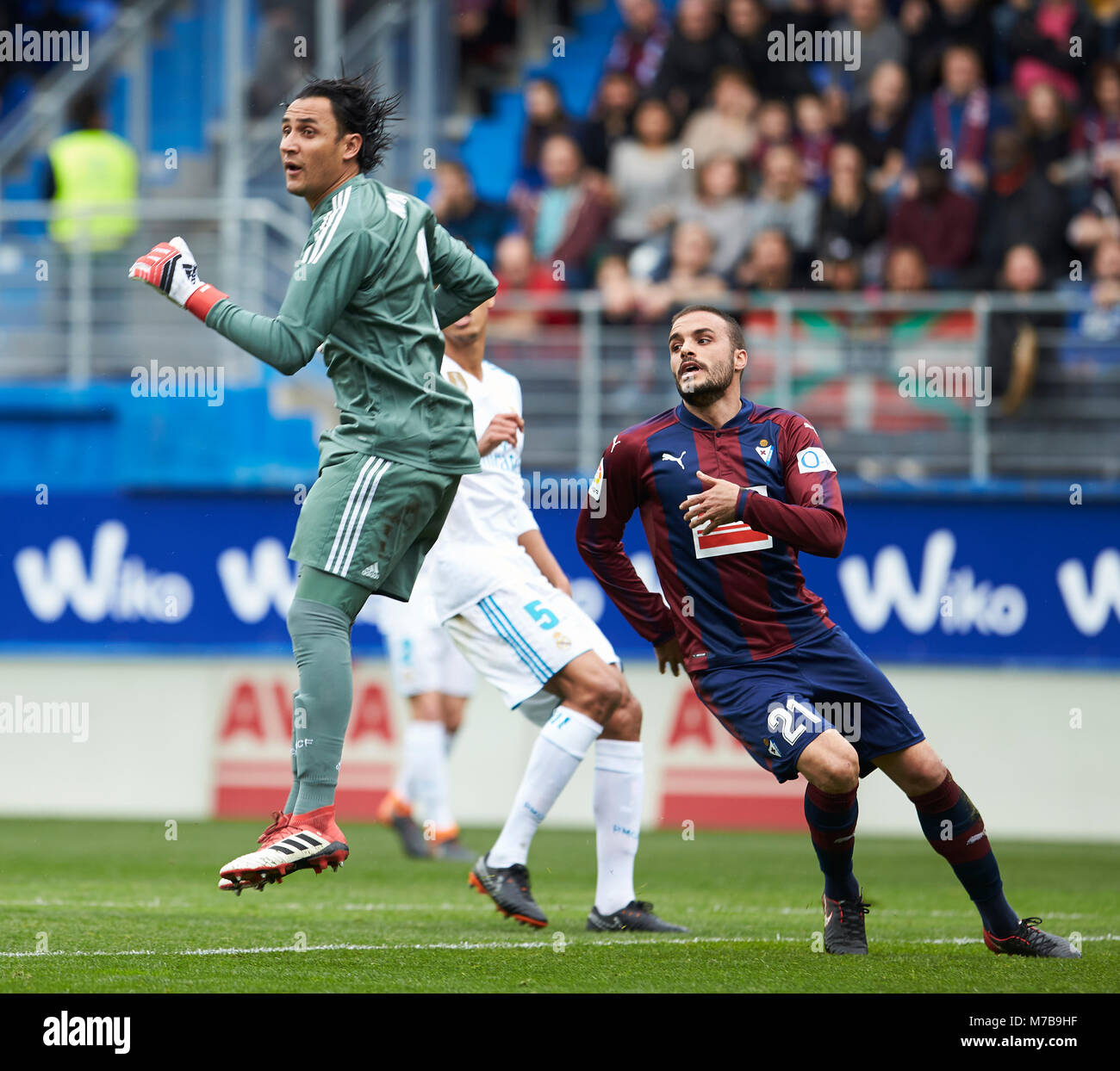 Eibar, Spagna. Decimo Mar, 2018. (1) Keylor Navas, (21) Pedro Leon Sanchez durante lo spagnolo La Liga partita di calcio tra S.D Eibar e Real Madrid C.F, a Ipurua Stadium, in Eibar, Spagna settentrionale, Sabato, Marzo, 10, 2018. Credito: Gtres Información más Comuniación on line, S.L./Alamy Live News Foto Stock Eibar, Spagna. Decimo Mar, 2018. (1) Keylor Navas, (21) Pedro Leon Sanchez durante lo spagnolo La Liga partita di calcio tra S.D Eibar e Real Madrid C.F, a Ipurua Stadium, in Eibar, Spagna settentrionale, Sabato, Marzo, 10, 2018. Credito: Gtres Información más Comuniación on line, S.L./Alamy Live News Foto Stock
