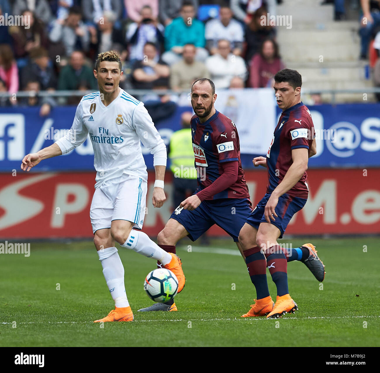 Eibar, Spagna. Decimo Mar, 2018. (7) Cristiano Ronaldo, (7) Ander Capa, (4) Ivan Ramis durante lo spagnolo La Liga partita di calcio tra S.D Eibar e Real Madrid C.F, a Ipurua Stadium, in Eibar, Spagna settentrionale, Sabato, Marzo, 10, 2018. Credito: Gtres Información más Comuniación on line, S.L./Alamy Live News Foto Stock Eibar, Spagna. Decimo Mar, 2018. (7) Cristiano Ronaldo, (7) Ander Capa, (4) Ivan Ramis durante lo spagnolo La Liga partita di calcio tra S.D Eibar e Real Madrid C.F, a Ipurua Stadium, in Eibar, Spagna settentrionale, Sabato, Marzo, 10, 2018. Credito: Gtres Información más Comuniación on line, S.L./Alamy Live News Foto Stock