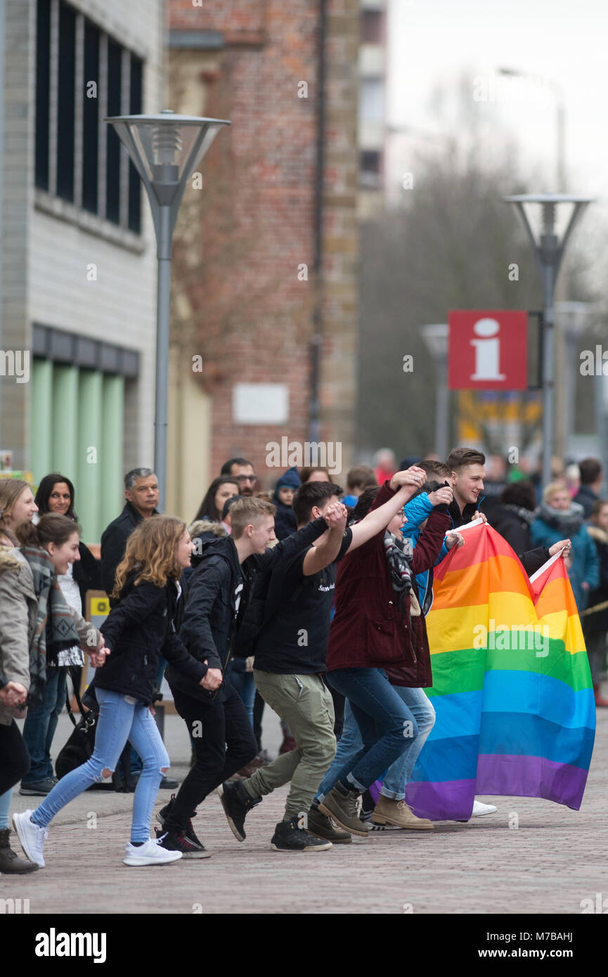 Il 10 marzo 2018, Germania, Dessau-Rosslau: le persone a formare una catena umana nel centro della città come forma di protesta contro l'aumento dei gruppi di estrema destra. La manifestazione di protesta è stata avviata dalla rete per "vivere la democrazia'. Foto: Klaus-Dietmar Gabbert/dpa-Zentralbild/dpa Foto Stock