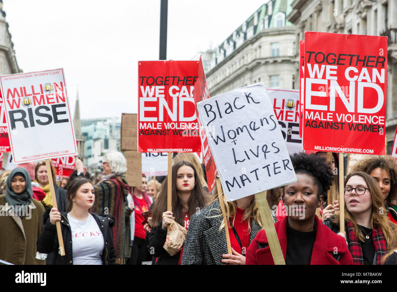 Londra, Regno Unito. 10 marzo, 2018. Una donna che tiene un cartello la lettura "in nero la vita delle donne importa' durante l'annuale di milioni di donne luogo marzo attraverso il centro di Londra contro la violenza maschile in tutte le sue forme. Il mese di marzo si svolge il sabato più vicino alla giornata internazionale della donna. Credito: Mark Kerrison/Alamy Live News Foto Stock
