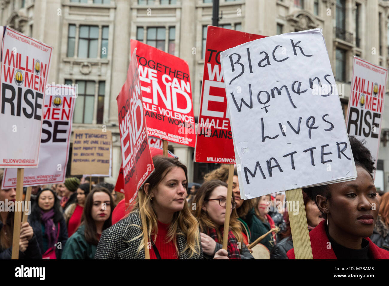 Londra, Regno Unito. 10 marzo, 2018. Una donna che tiene un cartello la lettura "in nero la vita delle donne importa' durante l'annuale di milioni di donne luogo marzo attraverso il centro di Londra contro la violenza maschile in tutte le sue forme. Il mese di marzo si svolge il sabato più vicino alla giornata internazionale della donna. Credito: Mark Kerrison/Alamy Live News Foto Stock