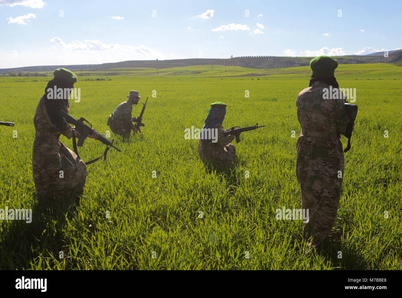 Afrin. Decimo Mar, 2018. Bagno turco-backed libero esercito siriano donne combattenti prendere parte ad un corso di formazione in Afrin, a nord della Siria, il 9 marzo 2018. Il bagno turco e le forze alleate ribelli Siriani sono stati 4 km a nord-est del curdo-Afrin controllata della città nel nord della Siria, un gruppo di monitor riportati su Sabato. Credito: Xinhua/Alamy Live News Foto Stock