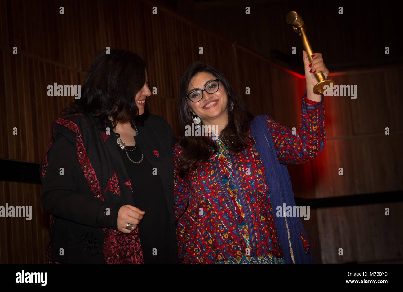 Londra, Regno Unito. 10 marzo, 2018. Materie in guerra fondatore Mariana Katzarova, a sinistra si congratula con attivista pakistano Gulalai Ismail dopo che ha ricevuto il 2017 Anna Politkovskaya Premio durante l'evento speciale "rifiuta di essere tacitato', parte di WOW - Le donne del mondo festival, presso il Southbank Centre di Londra, il premio annuale è presentata dall'organizzazione per i diritti umani di materie in guerra (di raggiungere tutte le donne in guerra) che sostiene le donne difensori dei diritti umani che operano nei luoghi di guerra e di conflitto. Credito: Suzanne Plunkett/Alamy Live News Foto Stock