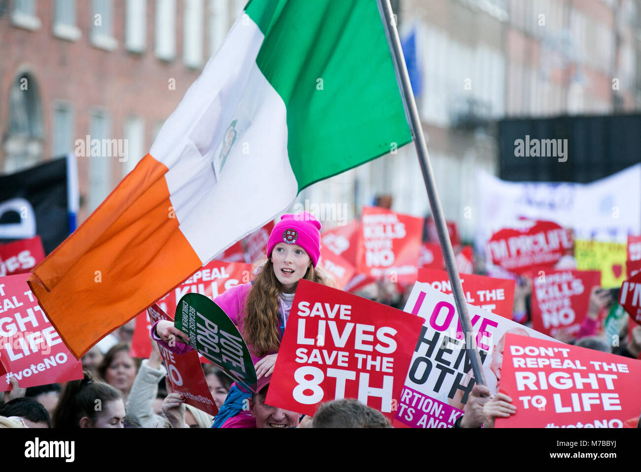 Dubin, Irlanda. Decimo Mar, 2018. Anti aborto Rally, Dublino Irlanda. Pro vita sostenitori marzo a Dublino città oggi, sul loro modo di Leinster House (Dail/Parlamento), per un incontro di massa per le strade. Decine di migliaia sono attesi per il rally che è in opposizione ai governi irlandese proposta di tenere un referendum per abrogare le otto Emendamento della Costituzione che proibisce di aborto e di sostituirlo con una legge del genere permetterebbe alle donne in gravidanza per accedere ai servizi di aborto. Foto: Sam Boal/RollingNews.ie Credito: RollingNews.ie/Alamy Live News Foto Stock