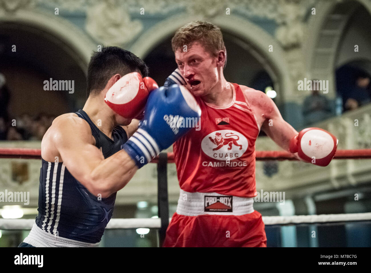 Oxford, Regno Unito. 9 Marzo, 2018. Christopher Huang (blu, Oxford) v Dominic Hall (rosso, Cambs) Oxford vs Cambridge. 111Gamma incontro di Boxe a Oxford Town Hall. Credito: Guy Corbishley/Alamy Live News Foto Stock