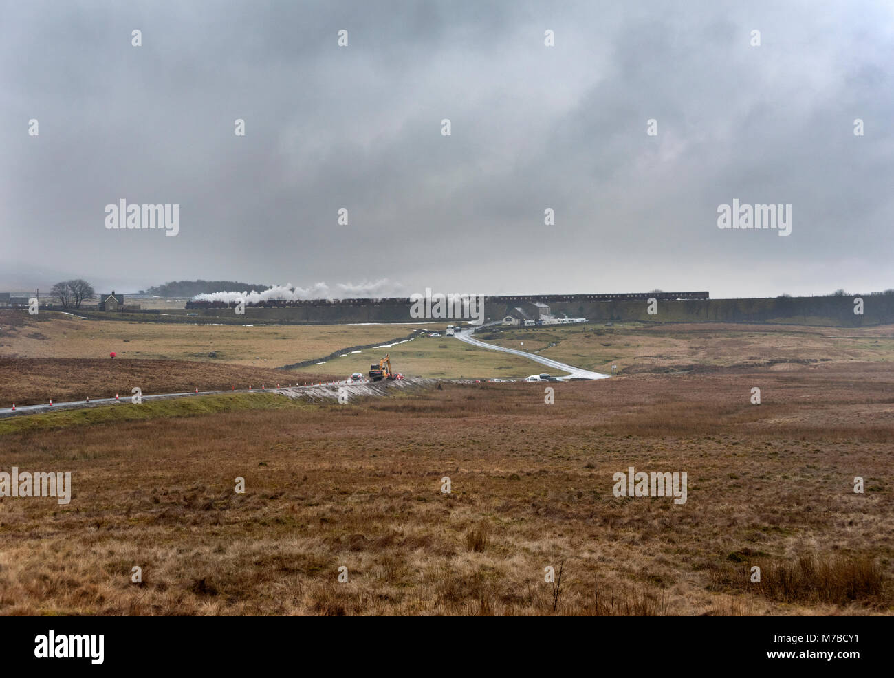 Ribblehead, Yorkshire Dales National Park, Regno Unito. Decimo Mar, 2018. Su un umido e nuvoloso giorno d'inverno montagna pennini Express vapore passa speciale stazione Ribblehead nel Yorkshire Dales National Park. Il treno è trainato da locomotiva a vapore "Galatea'. Credito: John Bentley/Alamy Live News Foto Stock