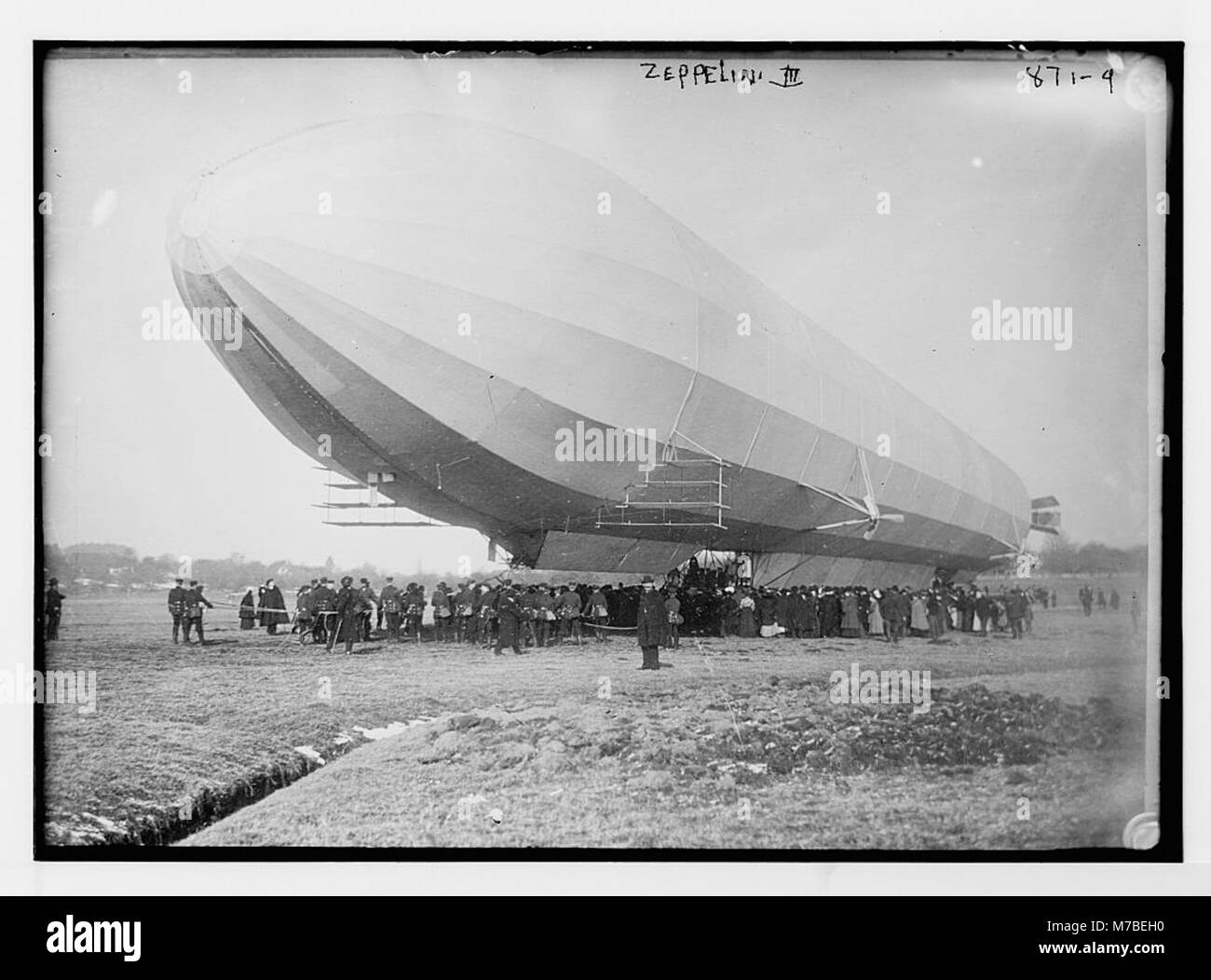 Una fotografia storica dello Zeppelin n. 3, un dirigibile, messo a terra, che offre una visione della tecnologia dei dirigibili e del suo ruolo nella storia dell'aviazione. Foto Stock