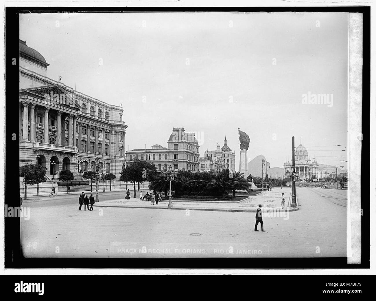 L'immagine cattura il vibrante paesaggio urbano di Rio de Janeiro, Brasile, evidenziando le sue famose spiagge, le aree urbane e i monumenti iconici come il Pan di zucchero. Foto Stock