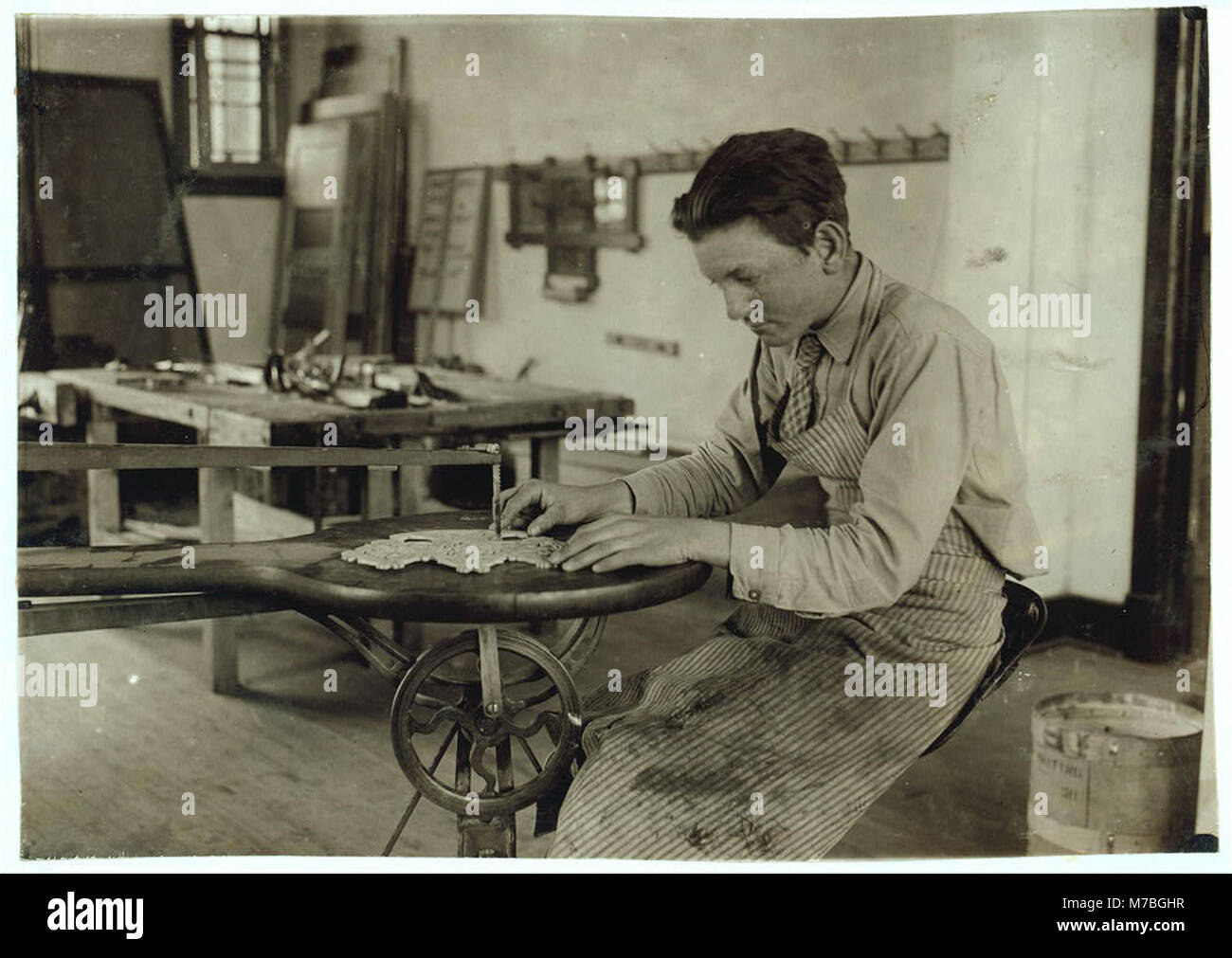 Questa immagine raffigura il lavoro di gabinetto presso la Scuola di formazione per non udenti, un'istituzione dedicata a fornire istruzione e formazione professionale a persone con disabilità uditive durante la fine del XIX secolo. Foto Stock