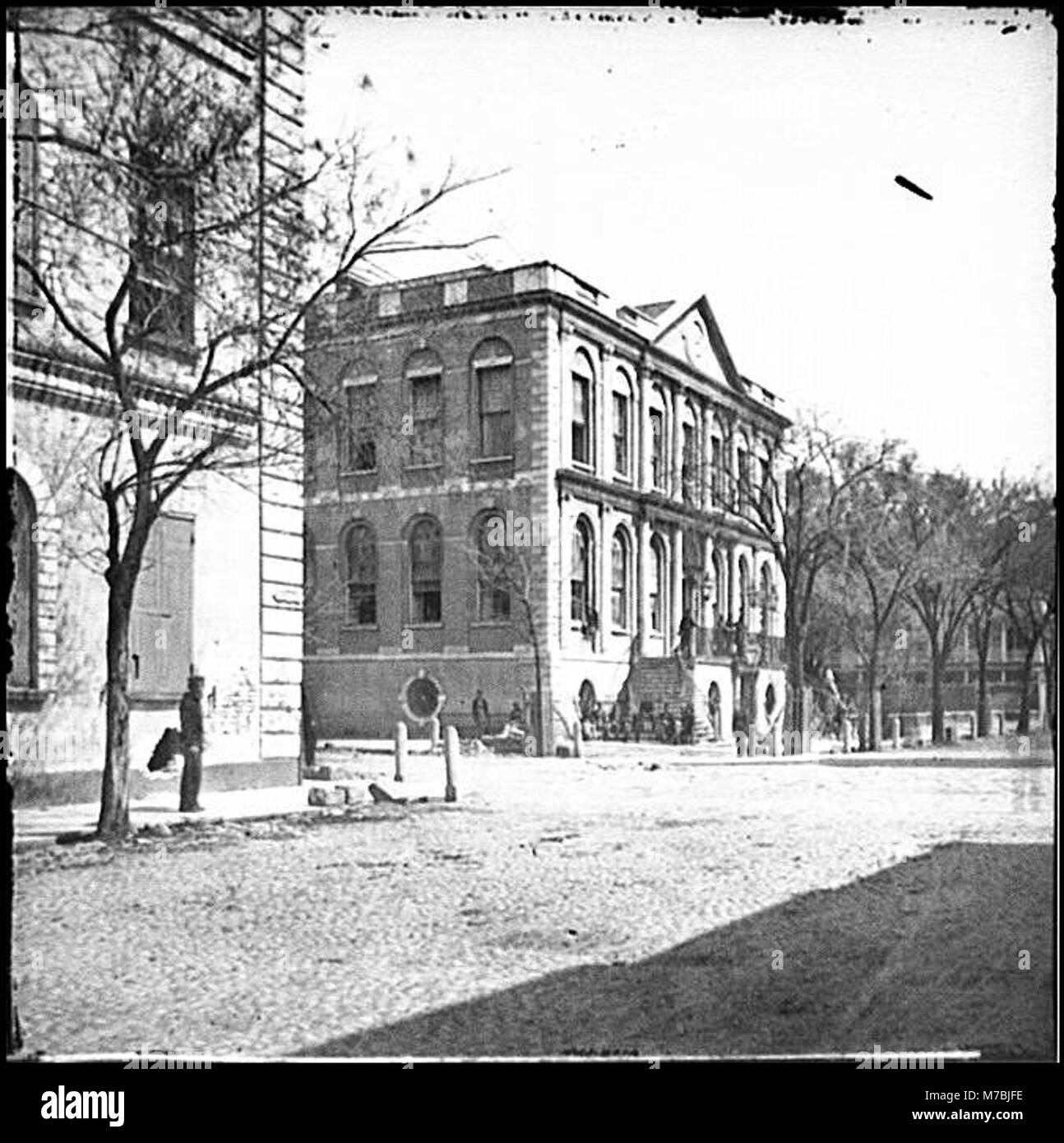 Il Charleston City Hall, situato al 80 di Broad Street, è un edificio storico a Charleston, South Carolina. È noto per il suo significato architettonico e l'importanza storica. La struttura rappresenta il patrimonio civico e culturale della città. Foto Stock