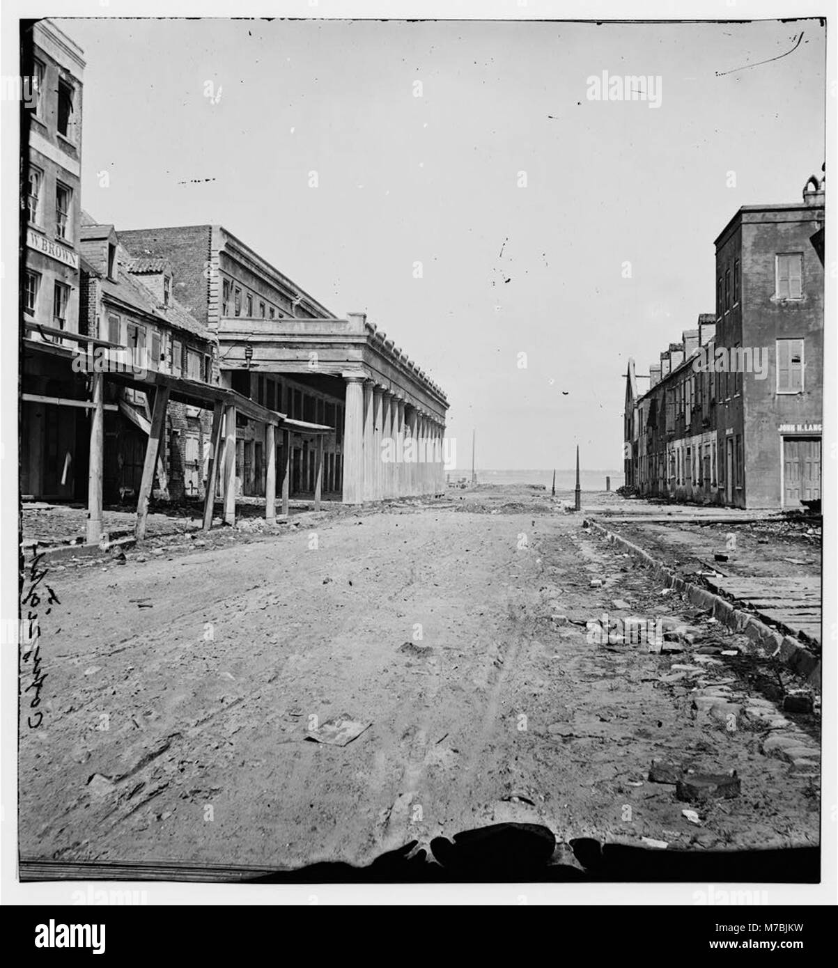 Una vista della catena Vendue a Charleston, South Carolina, che mostra l'area storica del lungomare che guarda a est da East Bay Street, catturando l'architettura e l'atmosfera iconica del quartiere. Foto Stock