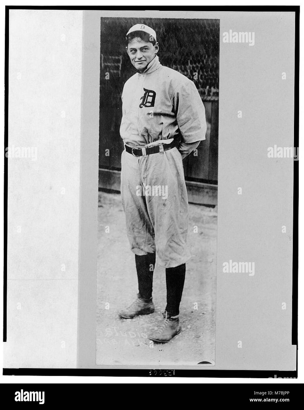 Questa immagine raffigura Charles "Boss" Schmidt, un ricevitore per i Detroit Tigers, mostrato in piedi a tutta lunghezza. Schmidt fu una figura notevole nel baseball dei primi anni del XX secolo, contribuendo ai successi dei Tigers durante la sua carriera. Foto Stock