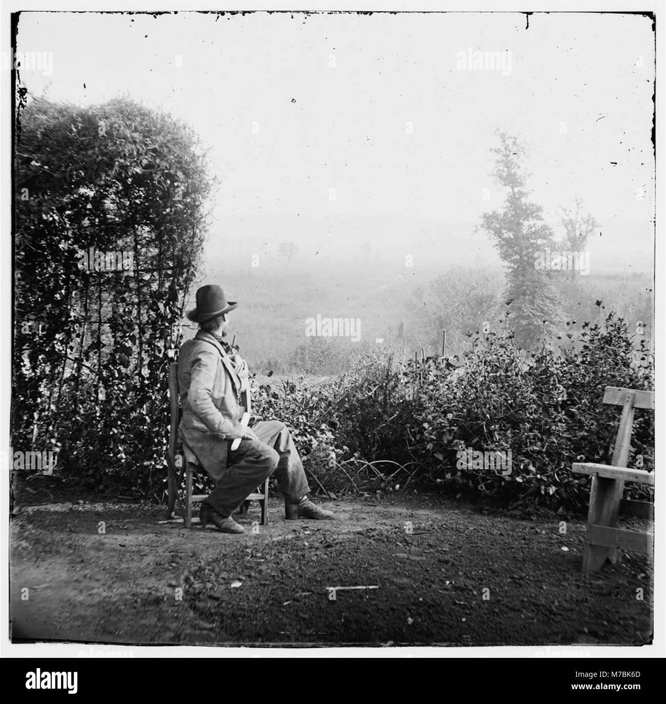 Questa vista di Chattanooga, Tennessee, tratta dal tumulo indiano, offre una prospettiva panoramica della città e del suo paesaggio circostante, mettendo in risalto sia le caratteristiche naturali che urbane. Foto Stock