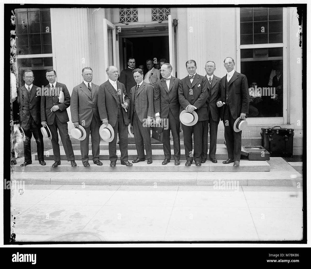 Questa immagine mostra un gruppo di uomini d'affari di Chicago, tra cui A.W. Shaw, Cornelius Lynde, J.T. Pieri, W.I. Clow, e Ezra Warner. La fotografia evidenzia i loro ruoli in vari settori, tra cui editoria, legge e commercio. Foto Stock