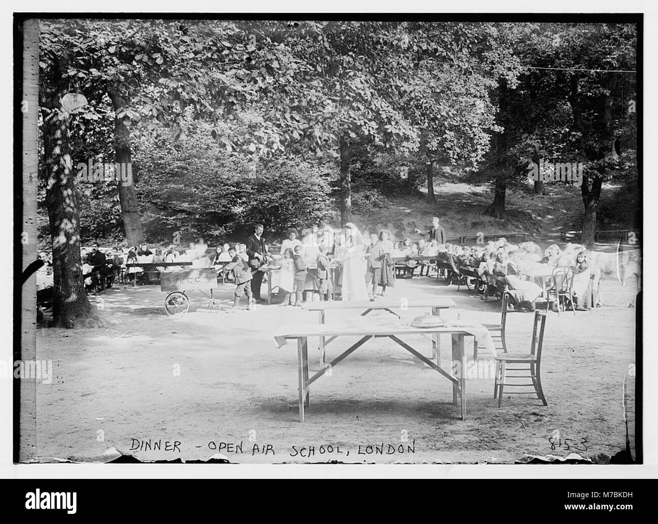 I bambini potranno cenare all'aperto presso la London Open-air School, un riflesso delle pratiche educative dei primi anni del XX secolo che enfatizzavano gli ambienti di apprendimento all'aperto. Foto Stock