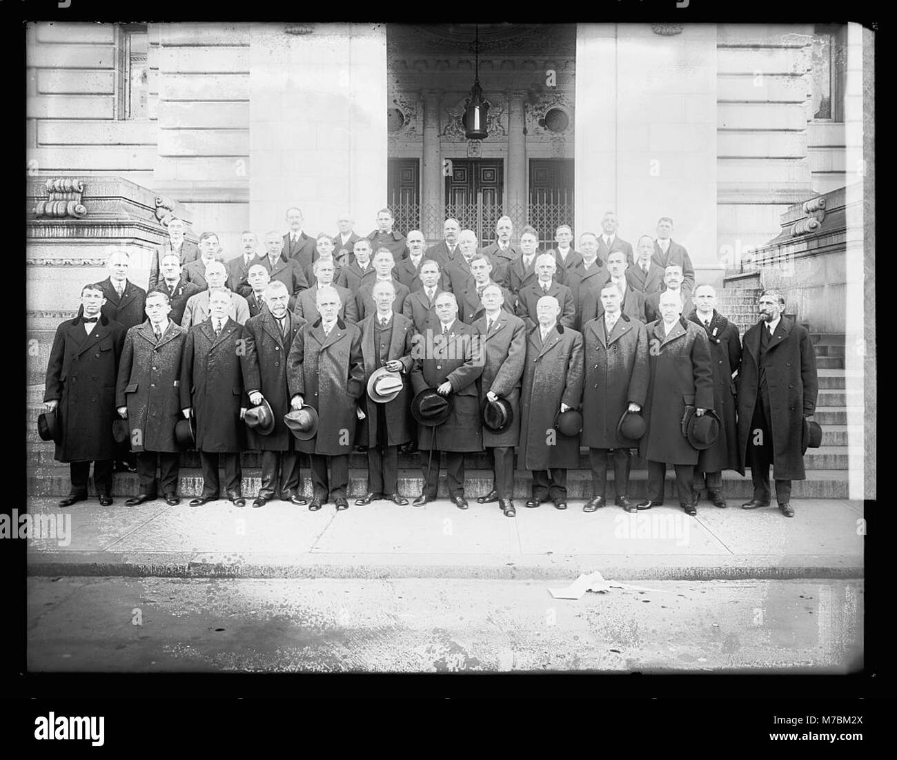 Una fotografia di un gruppo della Citizens Association riunito al District Building. L'immagine riflette il ruolo dell'associazione nella comunità e nella governance locale. Foto Stock
