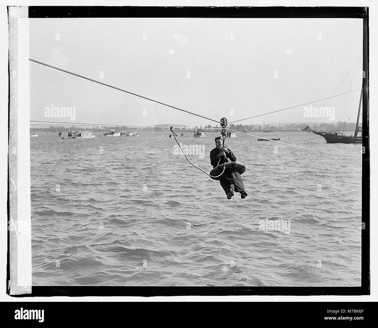 La Guardia Costiera degli Stati Uniti svolge un ruolo fondamentale nella salvaguardia delle acque della nazione. Questa immagine riflette la dedizione del suo personale nel garantire la sicurezza e la sicurezza marittima. Foto Stock