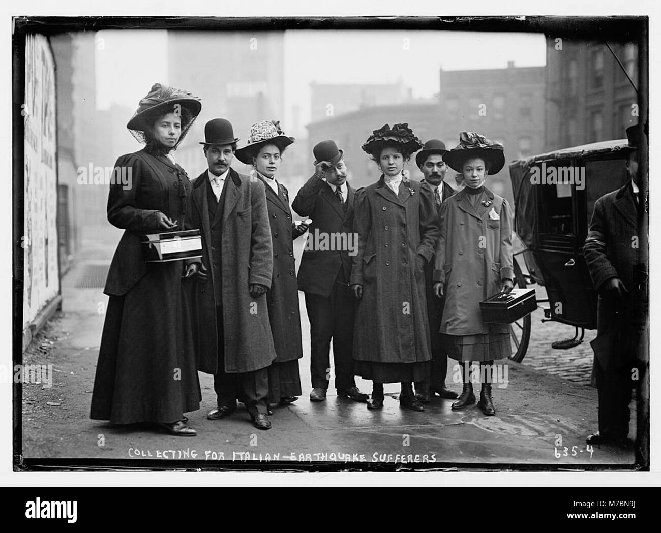 Questa immagine raffigura i collezionisti che raccolgono fondi per le vittime del terremoto italiano. L'evento riflette la risposta della comunità alle esigenze umanitarie internazionali e il ruolo degli sforzi caritativi in tempi di crisi. Foto Stock